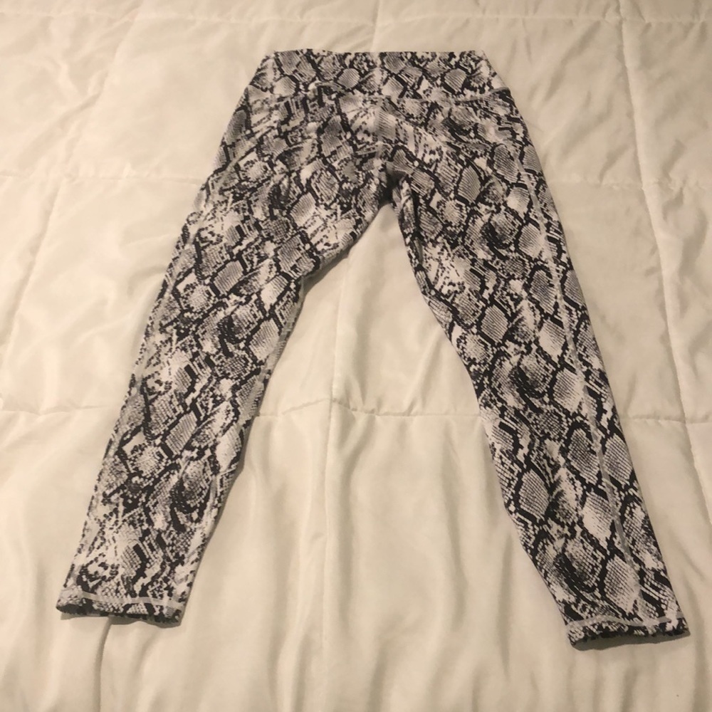 Fabletics animal print leggings in black and white - Picture 5 of 6